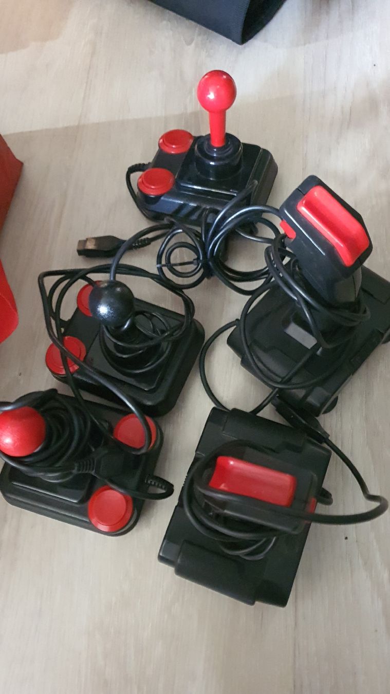 Commodore Controller: Joysticks commodore 64 Set 5 c64 – Usato da Muri AG venduto da Jeromia