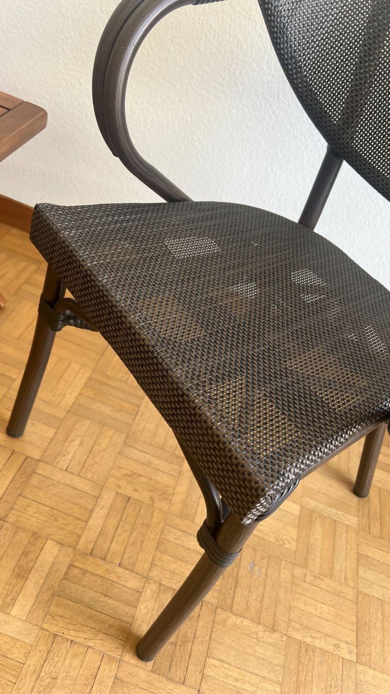 Set di tavolo e panche: Coffee table + 2 garden chairs, perfect for summer! – Usato da Basel venduto da haguen_tr9f 3