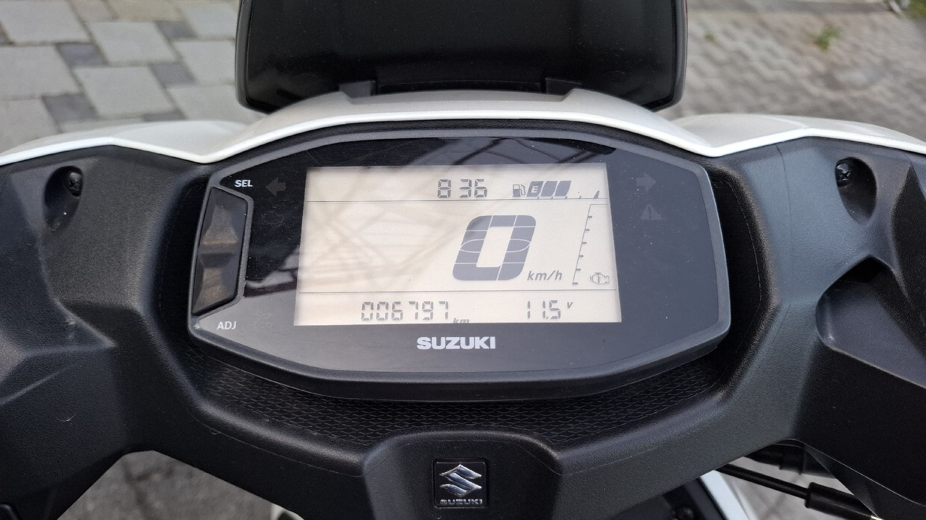 Suzuki Scooter: Roller Scooter Suzuki Avenis 125 – Usato da Brünisried venduto da san_74_bu 4