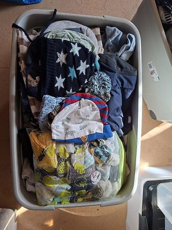 Kleiderkisten verschiedene Jahreszeiten Grösse 50/56 