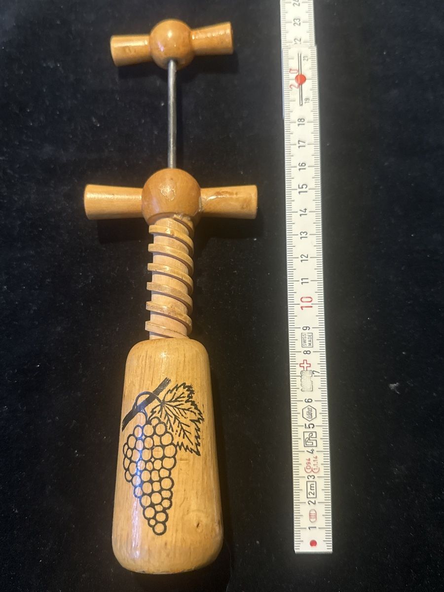 Apribottiglie & Tappi per chiusura: Holz Korkenzieher Weinflaschenöffner mit Traubenmuster Deko  – Usato da Zürich venduto da Chaeffeler 2
