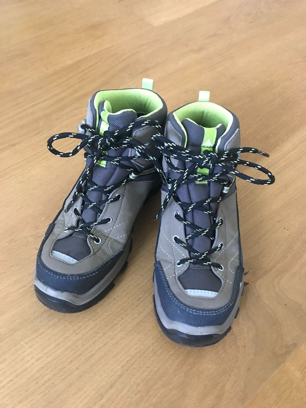 Decathlon Scarpe per ragazzi: Neuwertige Wanderschuhe von Quechua, Grösse 35 – Nuovo (secondo la descrizione) da Münchenbuchsee venduto da Bridget7