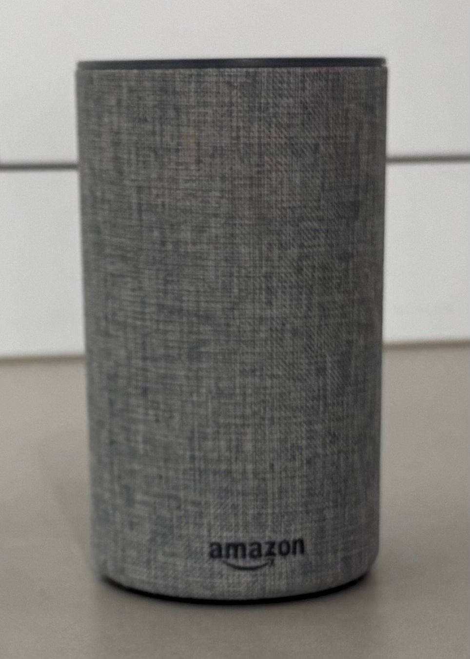 Amazon Lautsprecher: Amazon Echo (2. Gen.) | Lautsprecher mit Alexa | Hellgrau – Gebraucht aus Zürich von Gaikokujin 1