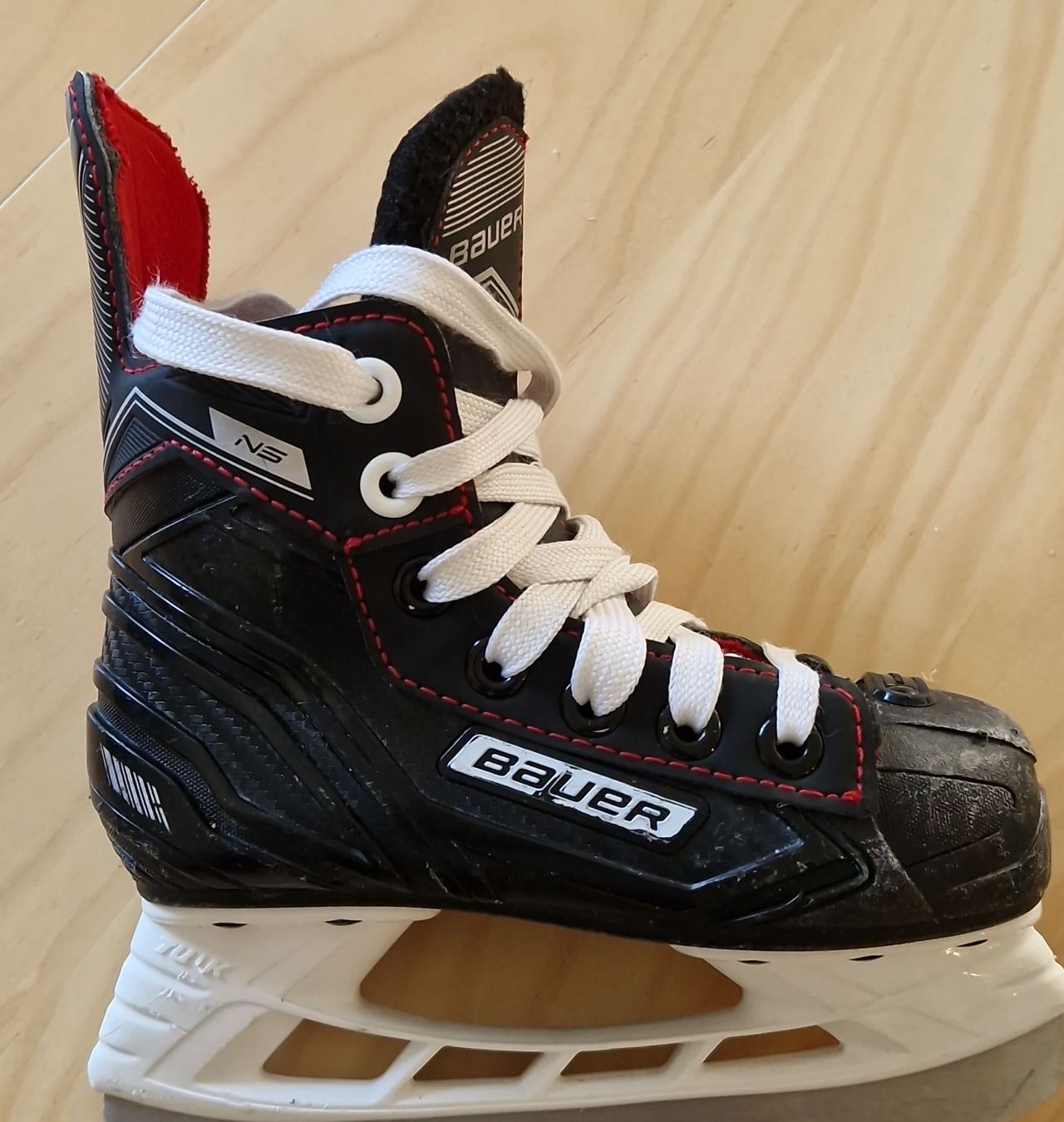 Bauer Pattini da ghiaccio: Bauer Eishockey Schlittschuhe Gr.Y9 gebraucht – Usato da Laupen BE venduto da Vogilny24