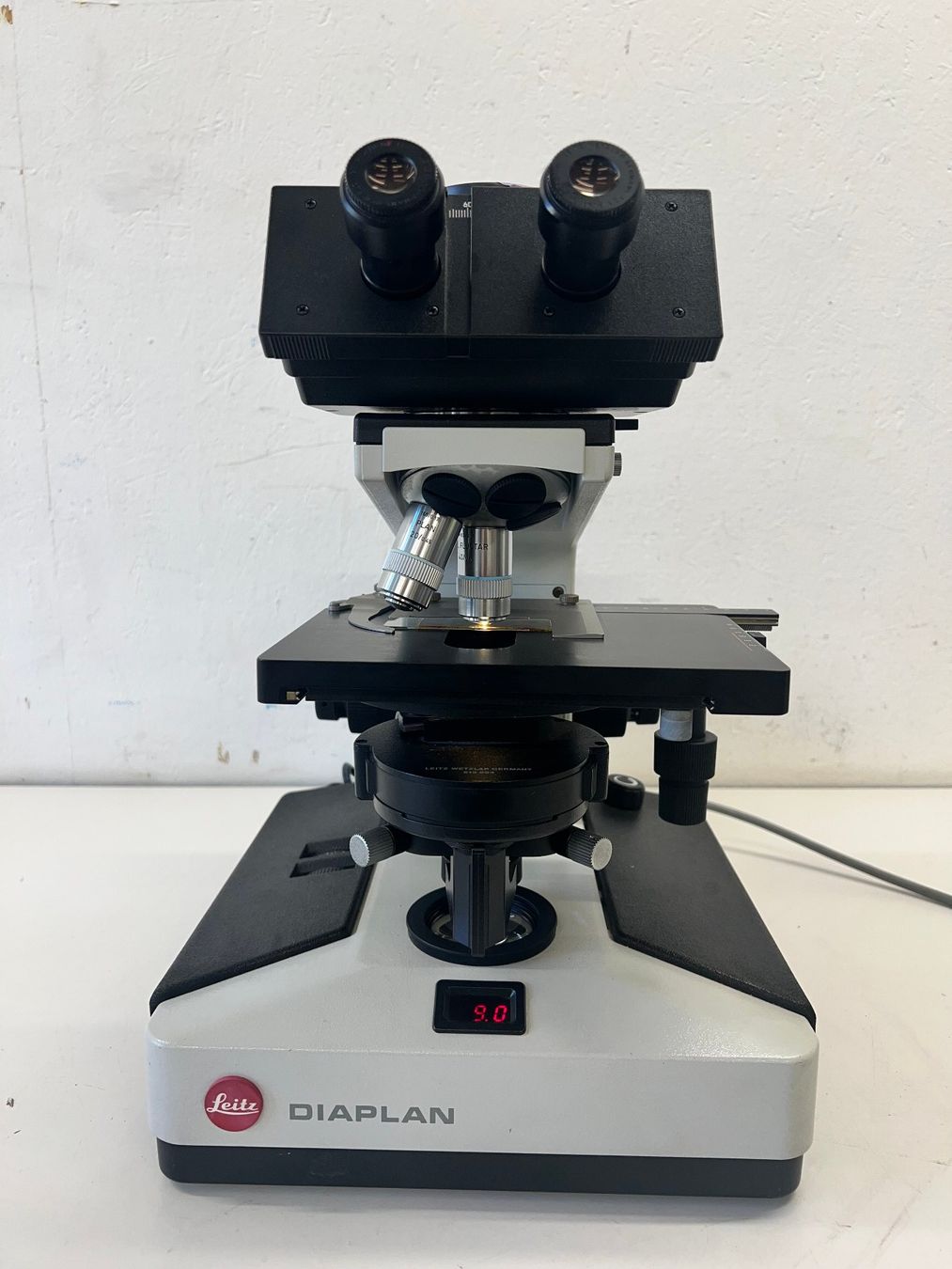 Accessori da laboratorio: Leitz Diaplan Binokularmikroskop mit Kameratubus. – Usato da Niederdorf venduto da LeptonAG_Labor 1