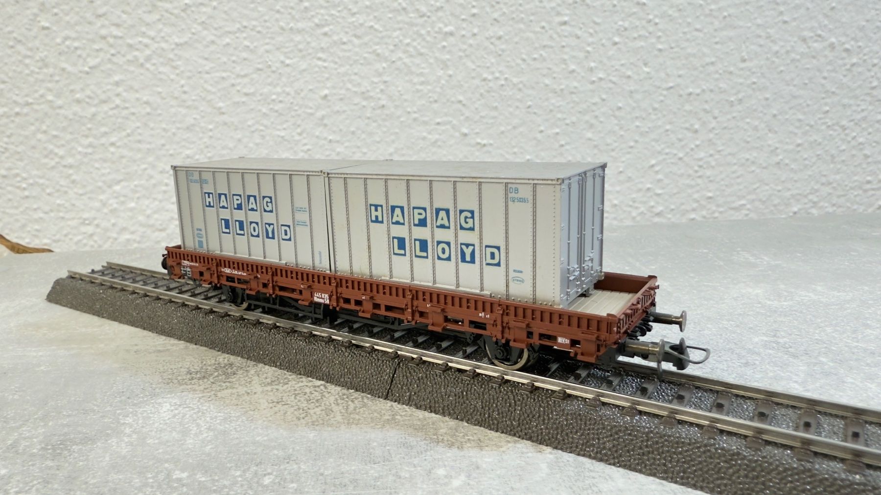 Roco Modellini di ferrovie: Roco Flachwagen mit HAPAG LLOYD Ladung H0 / AC – Usato da Schlieren venduto da rat_lq6b 2