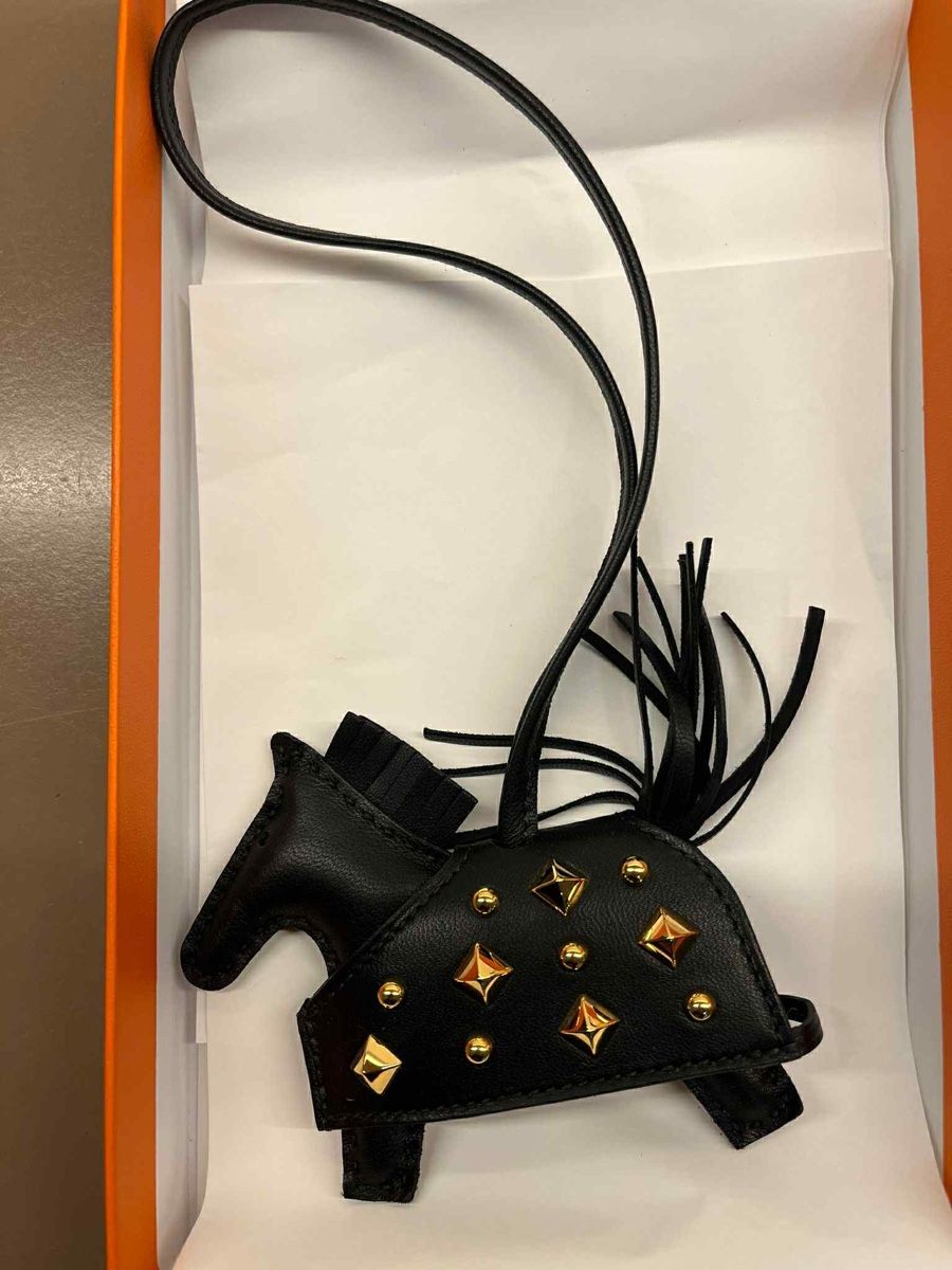 Hermès Portachiavi: Hermes pegasus pegase Rodeo Robeo stud charm PM neu – Nuovo e nell'imballaggio originale da Kilchberg ZH venduto da cruella
