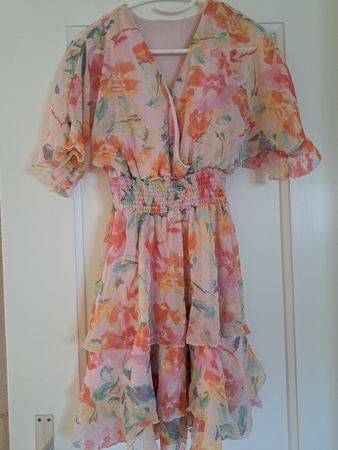 Kleid mit Blumenmuster Grösse S/M 