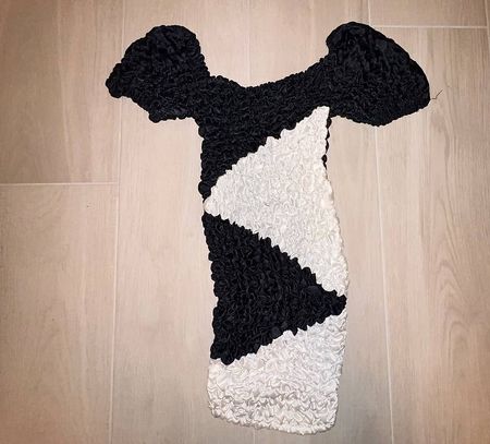 Robe noire et blanche texturée  marque tonight