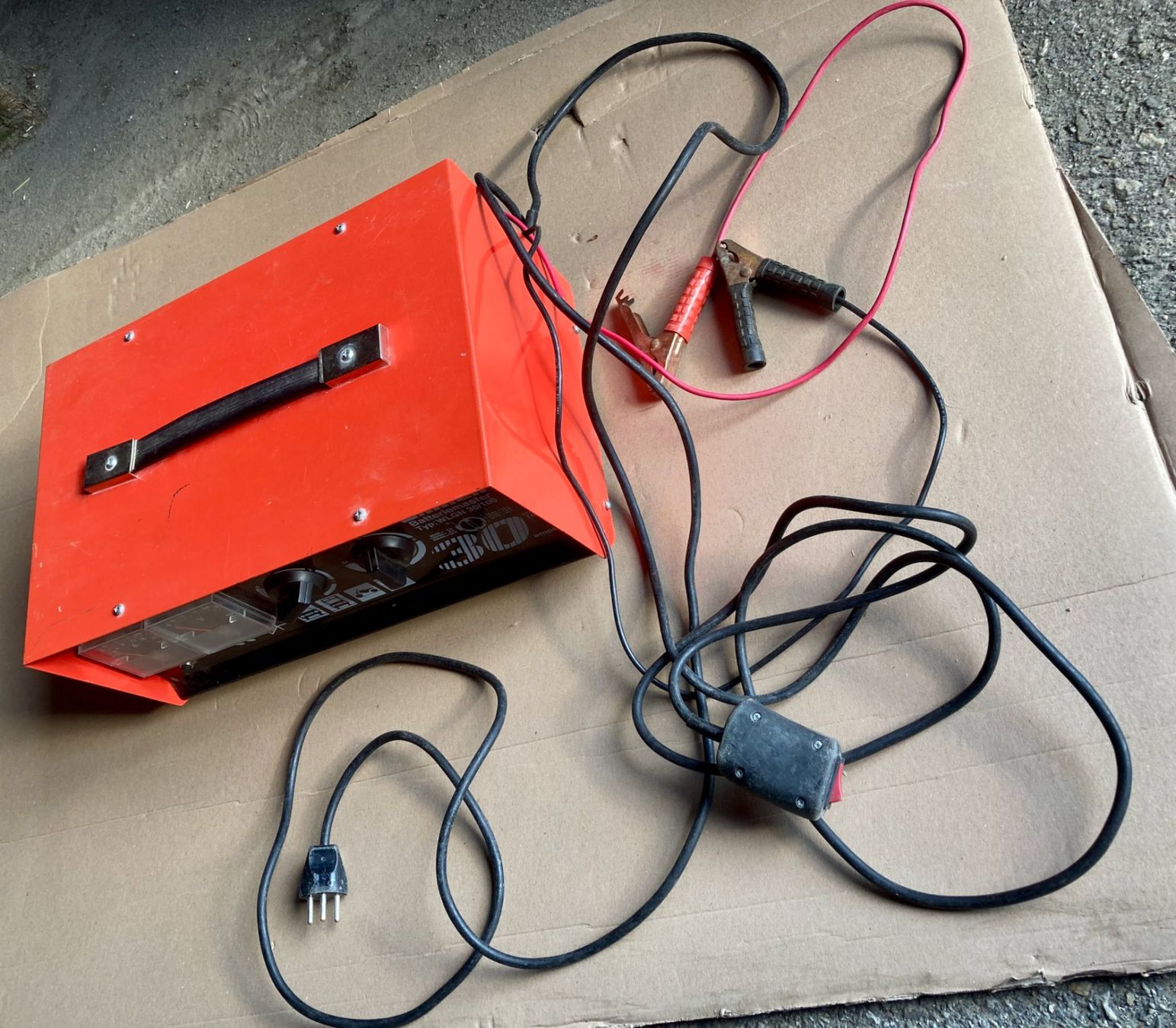 Einhell Chargeurs de batterie: Einhell Batterieladegerät 12/24 V mit Startbooster – D'occasion à Affoltern BE par Jackylondon