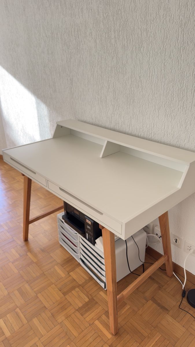 Scrivanie: Schreibtisch-  massiven Holzfüssen – Usato da Dietlikon venduto da Cashpersonal 1