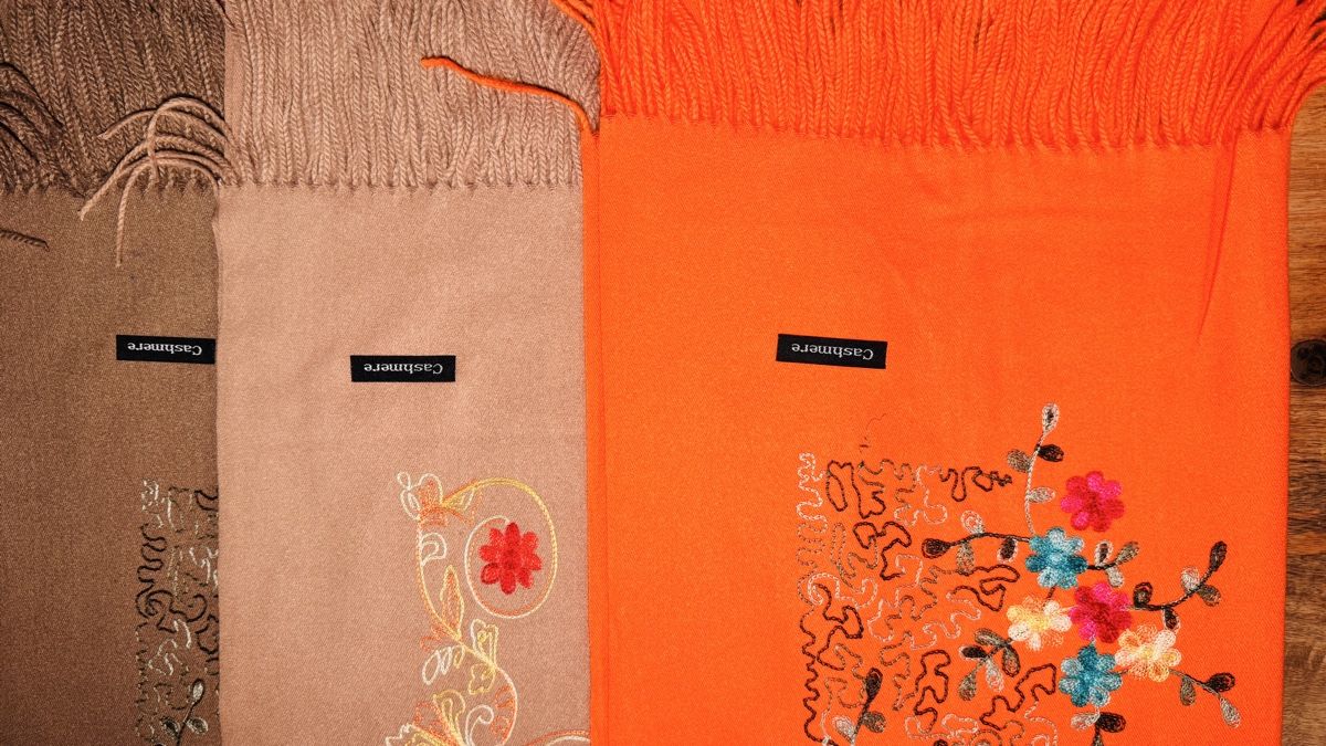 Foulards, Tücher & Schals: Caschmeer schal – Neu und originalverpackt aus Olten von Saayis 1