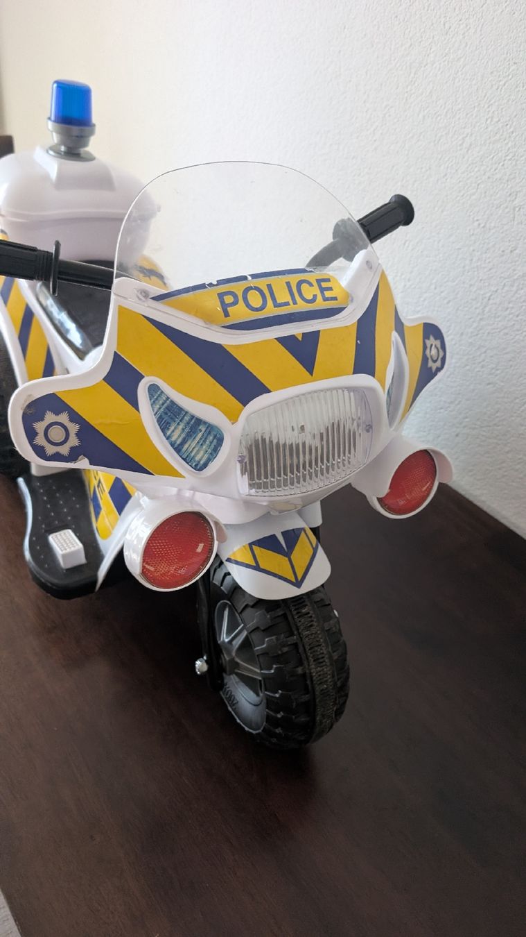 Véhicules pour enfants: Kinder Polizeimotorrad mit Akku und Ladegerät – D'occasion à Rorschach par Obi-Wan85 4
