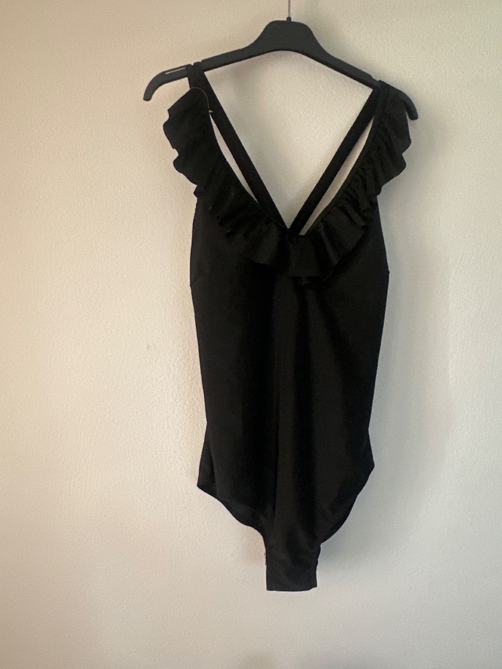 Costumi da bagno & Bikini: SCHWARZER BADEANZUG MIT RÜSCHEN AUSSCHNITT – Usato da Meienried venduto da ManuelaBoutique