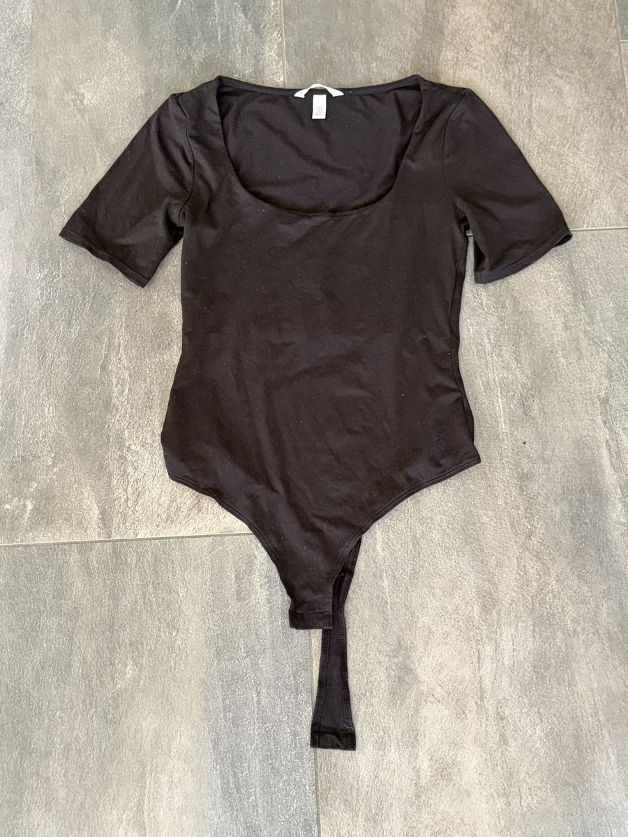 H&M T-shirts: 2 H&M Oberteile, Grösse S – D'occasion à Wängi par rose259 1