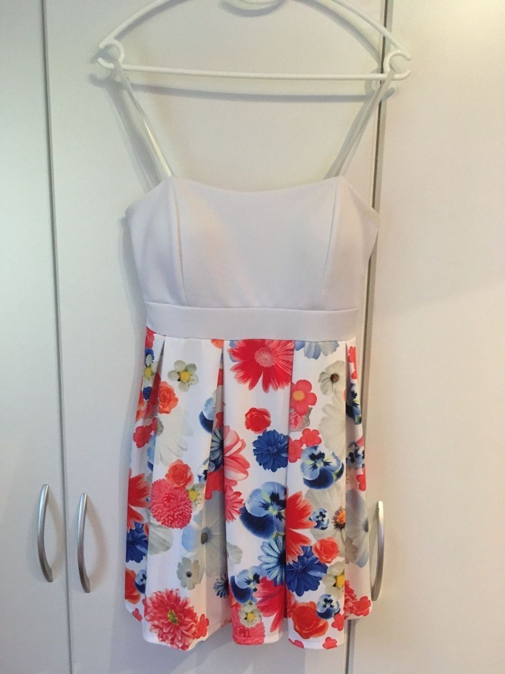 Kleider: Geblümtes Sommerkleid weiss Gr. S – Neu (gemäss Beschreibung) aus Thun von Vans_98