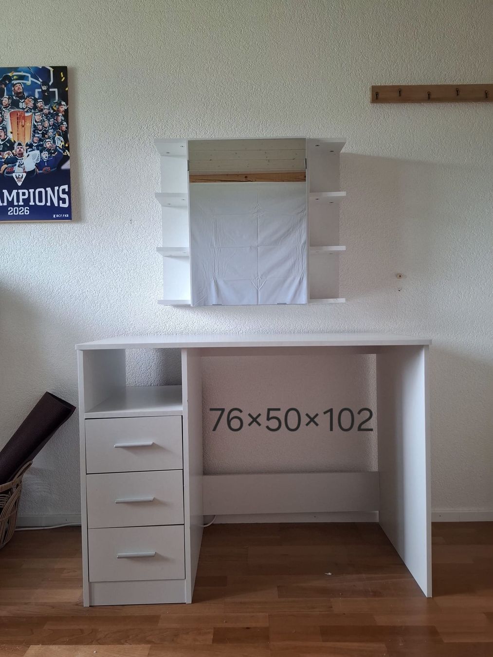 Tavoli da trucco: Bureau blanc et étagères, oucoiffeuse.Comme neuf. – Usato da Courtepin venduto da Poussy3