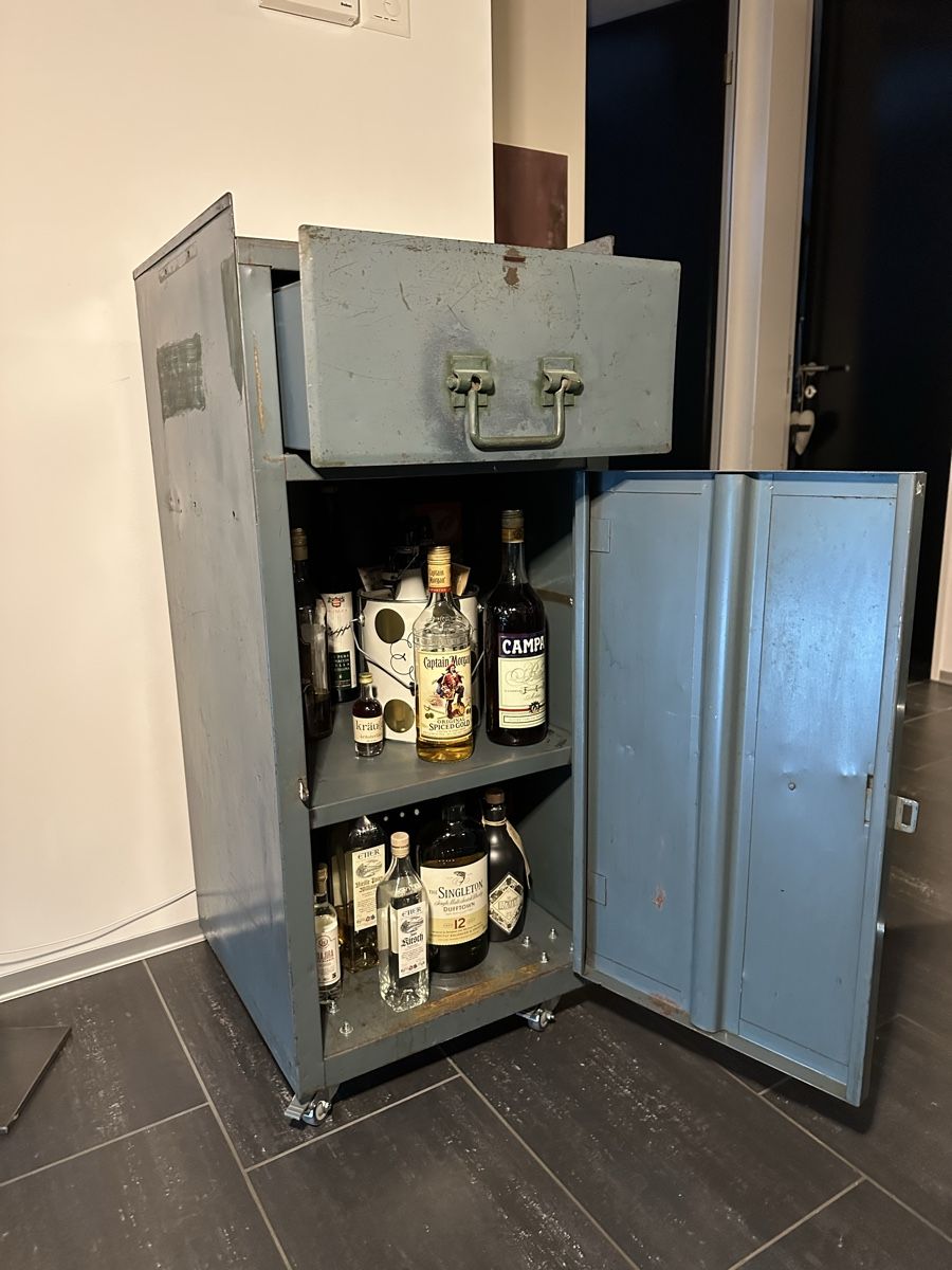 Armoires: Metallschrank grau mit Rollen – D'occasion à Mellingen par TomHeid80 4