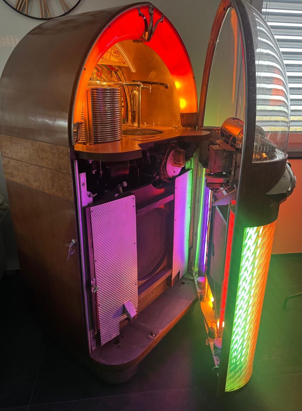 Wurlitzer Jukebox: Wurlitzer Jukebox Multi Selector Phonograph – Usato da Winterthur venduto da Mico9 1