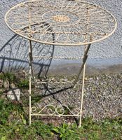 Charmanter Gartentisch aus Metall – Klappbar & Filigran