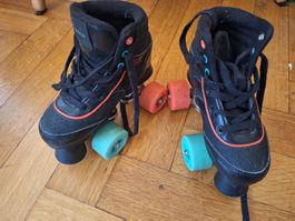 Rollschuhe Oxelo, Grösse: 31, schwarz mit bunten Rollen