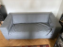 Sofa grau mit Ueberzug guter Zustand 180cm