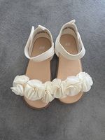 Sandalen H&M Blumen Weiss Grösse 24 guter Zustand