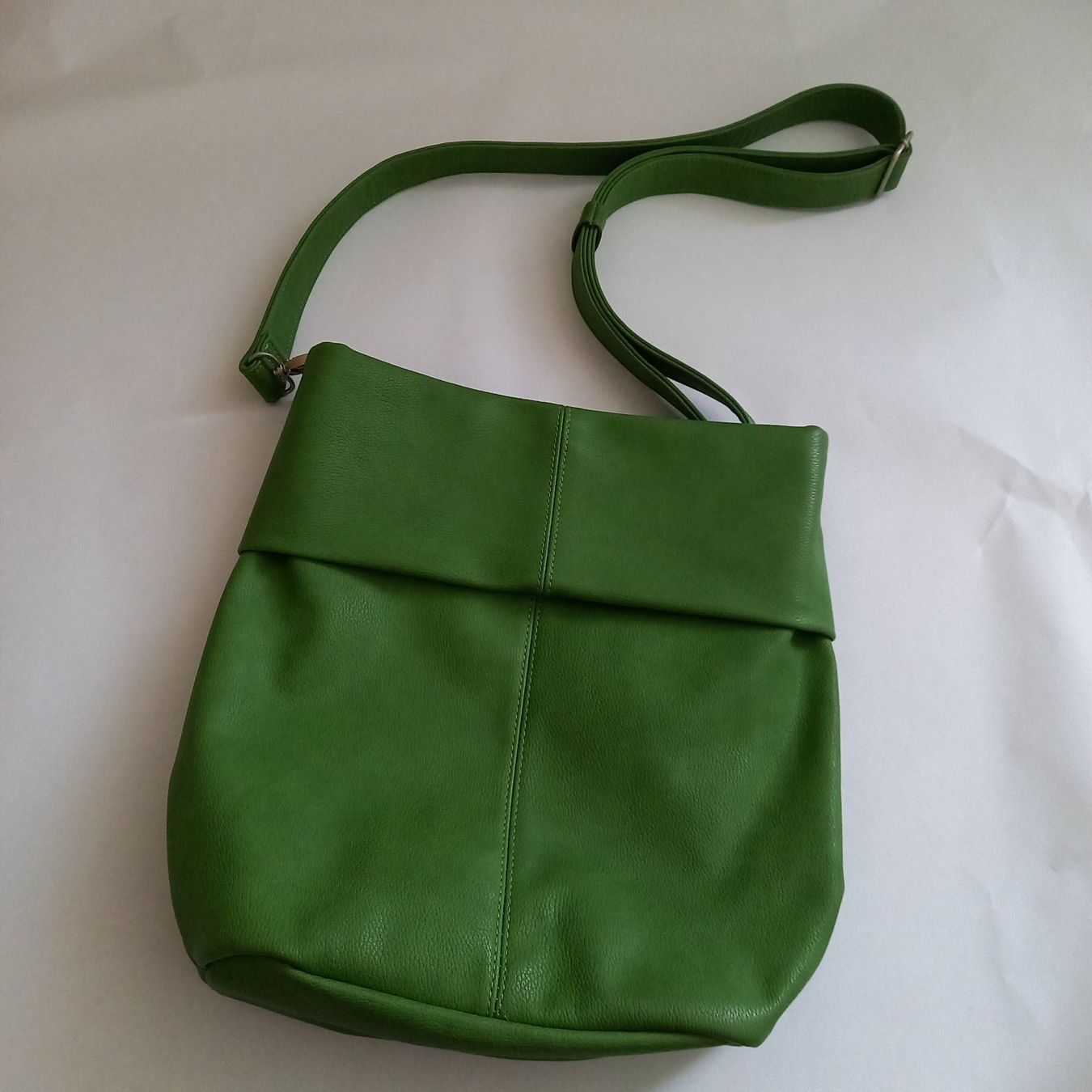 Zwei Taschen für Damen: Umhängetasche von Zwei grün. – Gebraucht aus Lichtensteig von mondkleider
