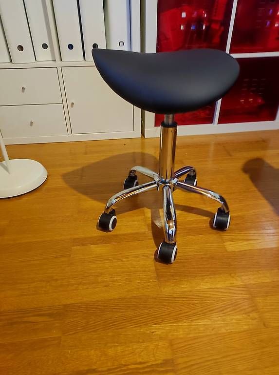 Hocker: Tabouret à roulettes noir – Gebraucht aus Romont FR von daria780 1