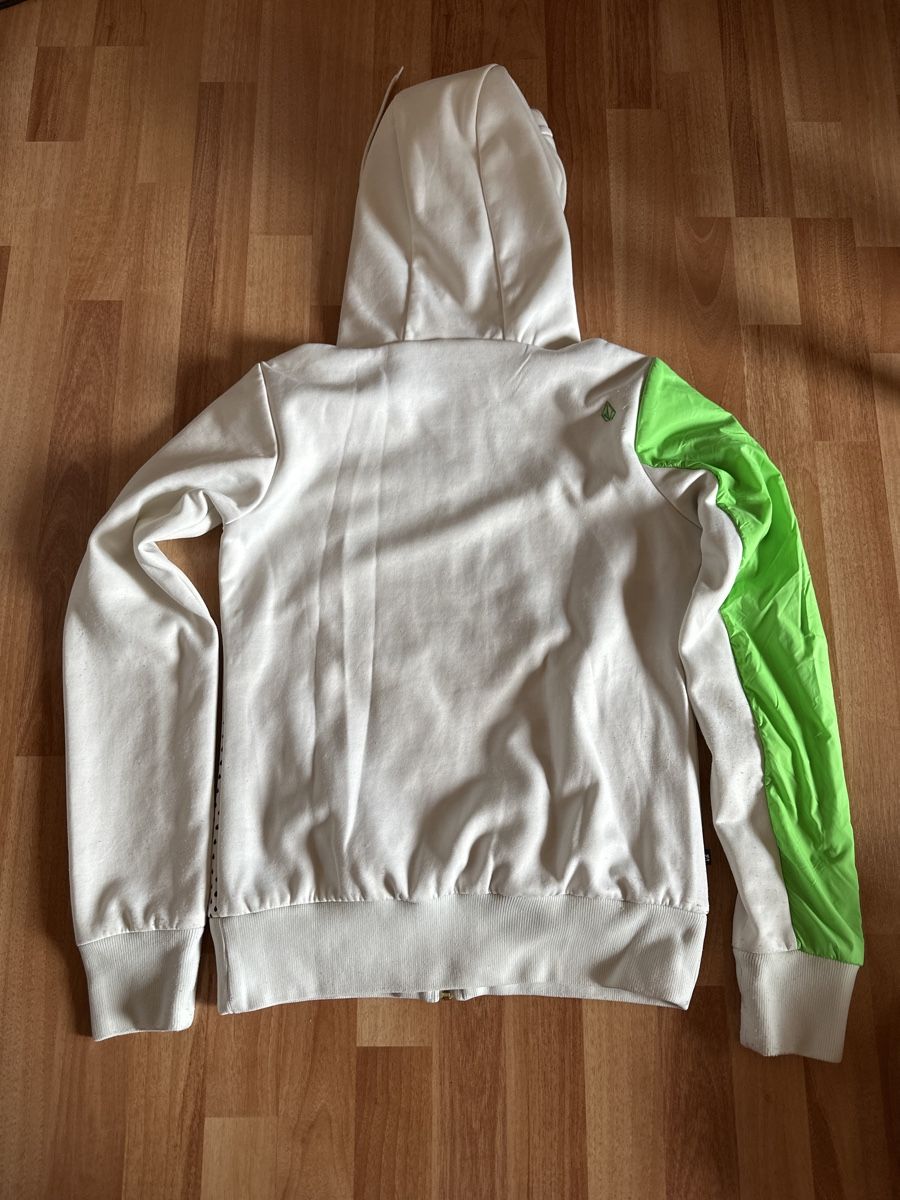Pullover & Sweatshirts: Volcom Hoodie, Grösse S, einf. Brustweite 48 cm – Gebraucht aus St. Gallen von mai_gd7k 1