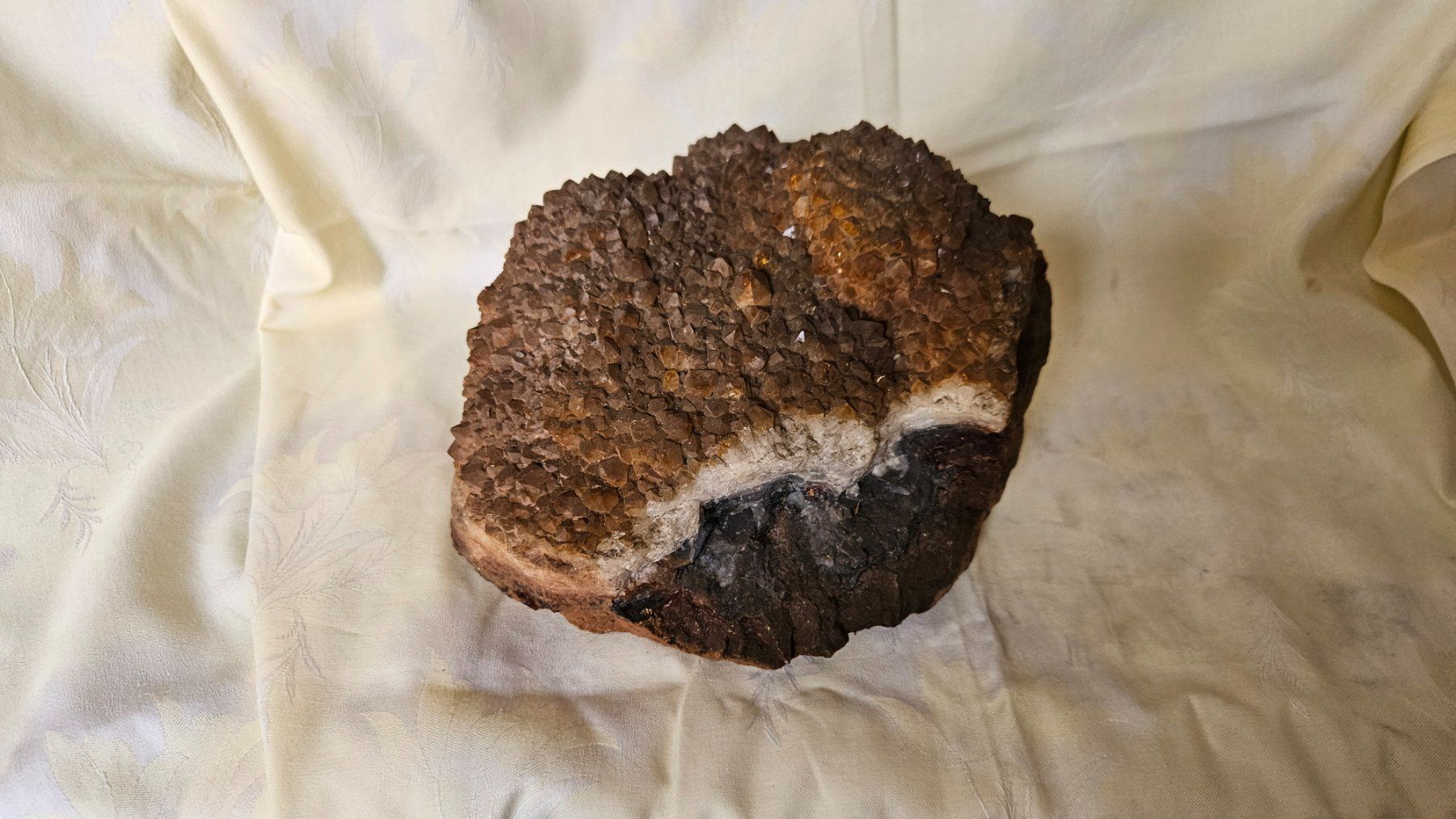 Minerali & Pietre curative: Pietra con cristalli – Usato da Melano venduto da H-Sara
