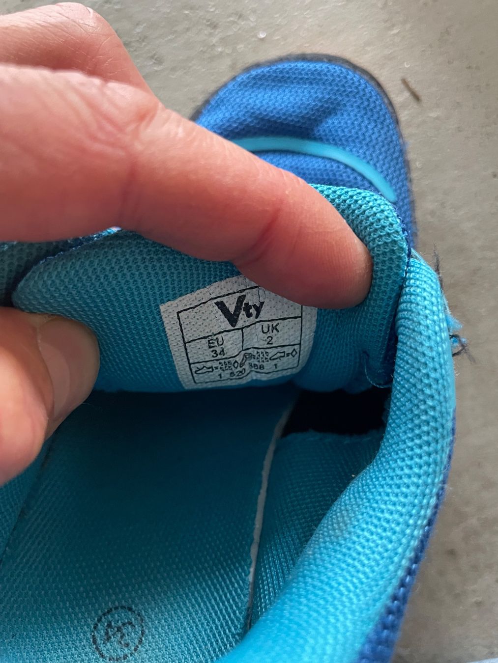Schuhe für Jungen: Turnschuhe Grösse 34 – Gebraucht aus Ins von Smad 3