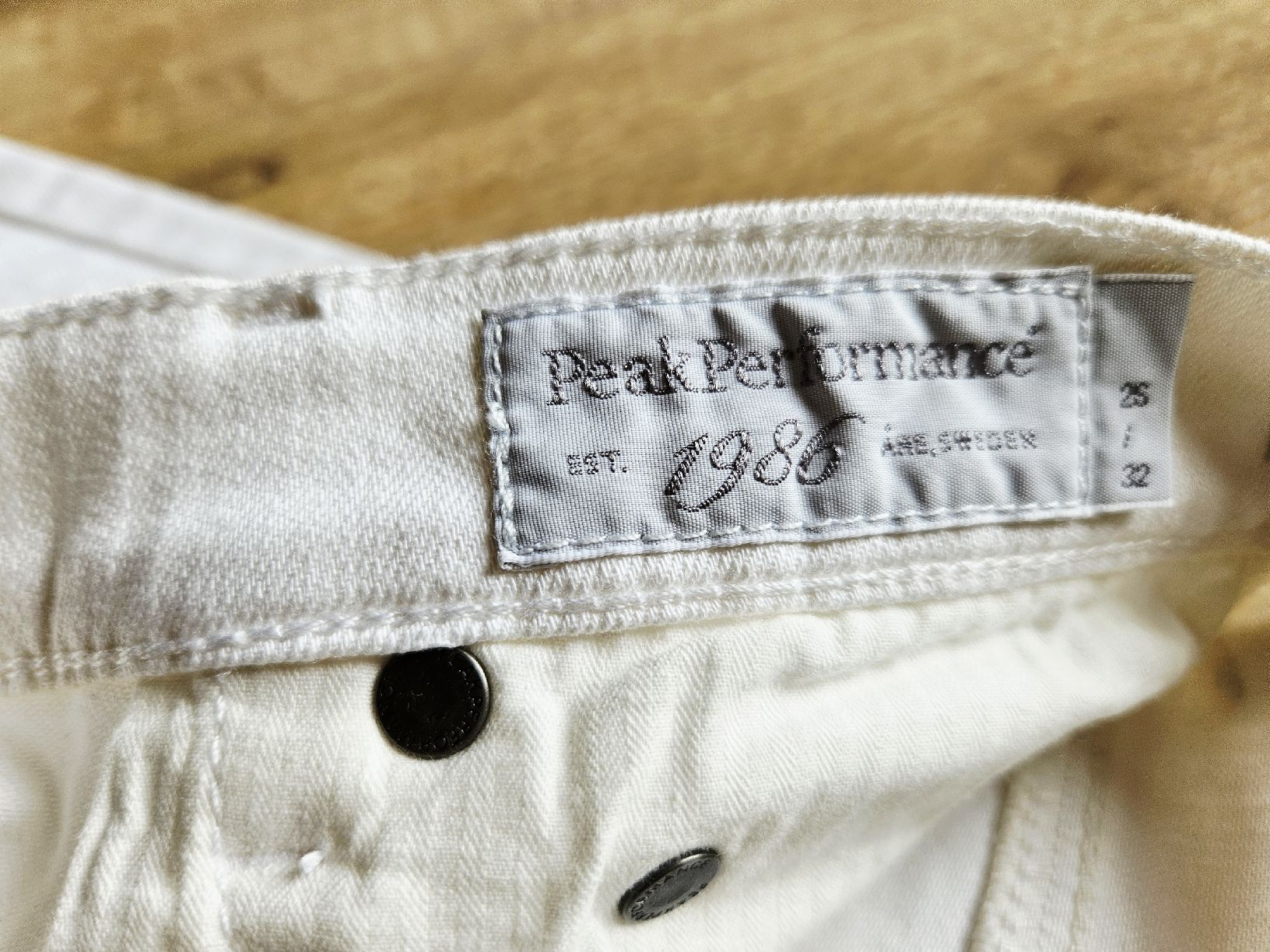 Peak Performance Jeans: Peak Performance Weisse Jeans, Grösse 26/32, neu – Neu (gemäss Beschreibung) aus Rhäzüns von inf_rcj7 2