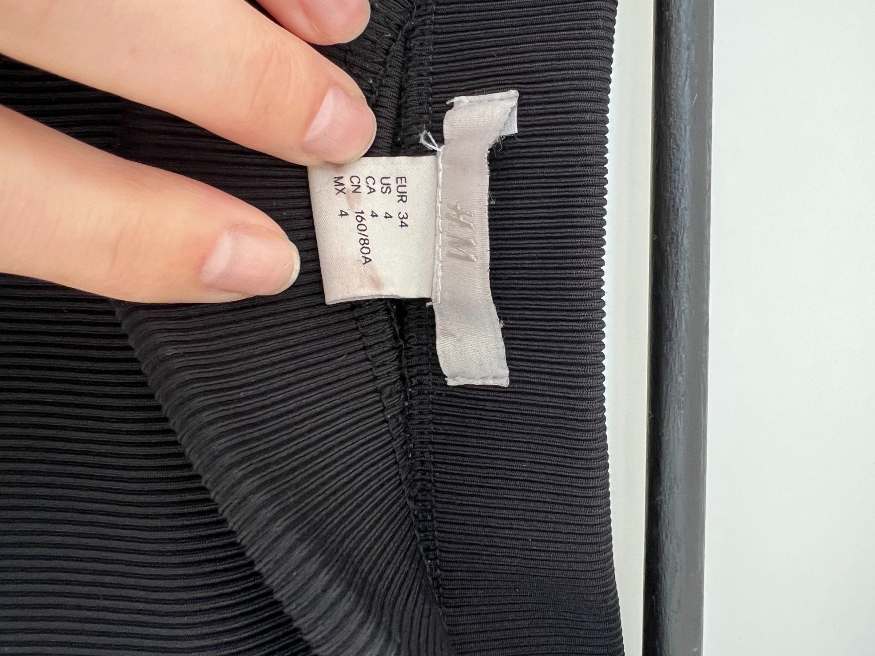 H&M Kleider: Mini-robe moulante H&M – Gebraucht aus Zürich von mps_9cp7 2