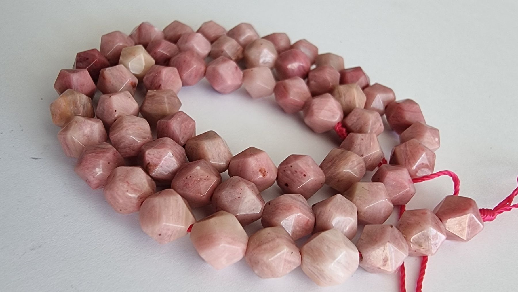 Minerali & Pietre curative: Rhodonit facettiert 6mm. Strang – Nuovo e nell'imballaggio originale da Menziken venduto da Mirager 1