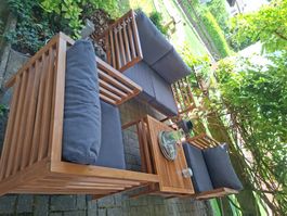 Moderne Garten Lounge aus Holz mit grauen Kissen