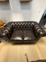Canapé Chesterfield vintage en cuir brun foncé 2 places