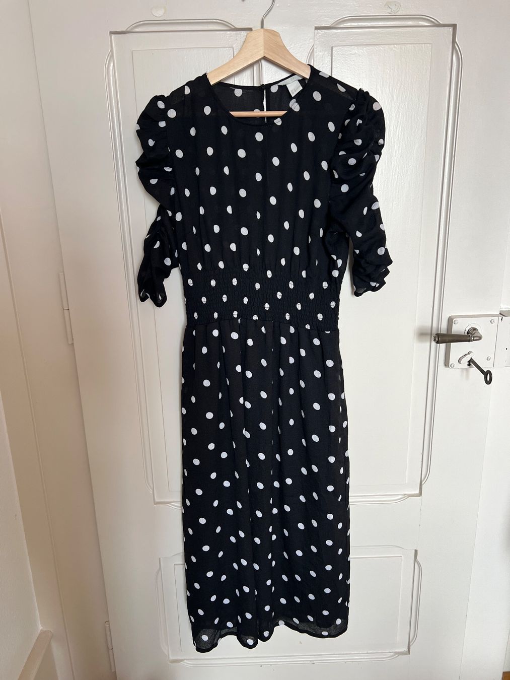 H&M Vestiti: Robe noire à pois blancs H&M L – Usato da Neuchâtel venduto da Thesebootsaremadeforwalking