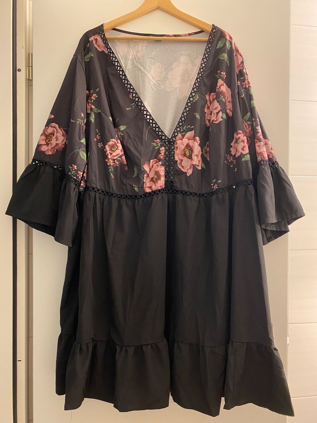 Shein Kleider: Blumenkleid schwarz / rosa Gr. 56 / 58 / 60 – Gebraucht aus Pratteln von a23_j2gs 7