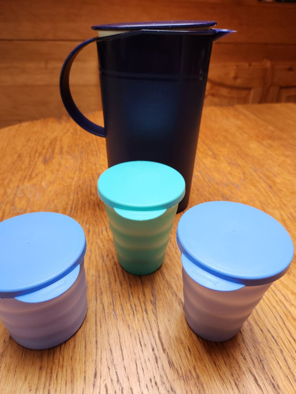Tupperware Contenitori & Simili: Tupperware Krug Preludio 1,7l mit drei Tupperware Becher – Usato da Gstaad venduto da Meiel2020