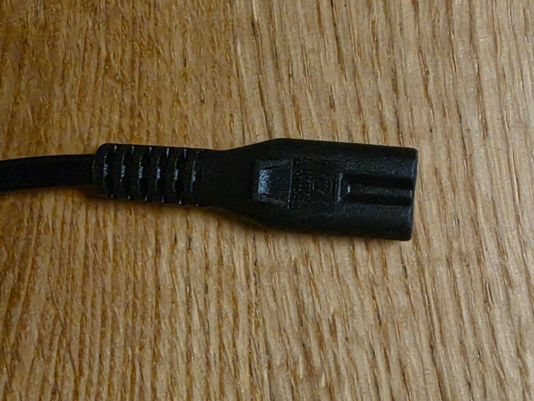 Cavi: Netzkabel C7-T26 auf Stecker UK – Usato da Bern venduto da KavIndustries 1