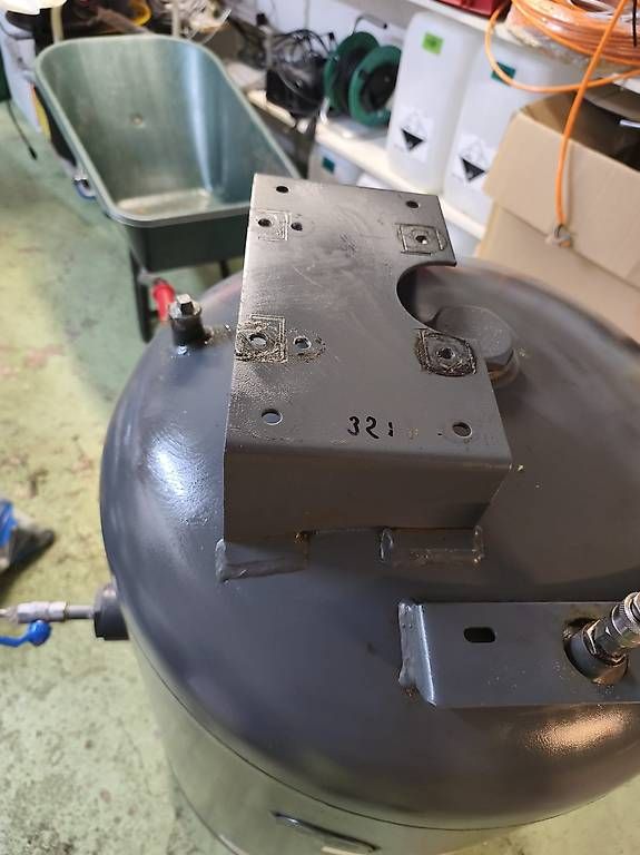 Accessori per altri veicoli: Druckluftbehälter 250Liter – Usato da Laupen venduto da inf_kqw8 1