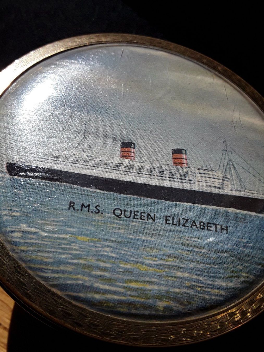 Cura del viso: Original Compact Puderdose RMS Queen Elizabeth ca. 1950 – Usato da Zürich venduto da sanwit 1