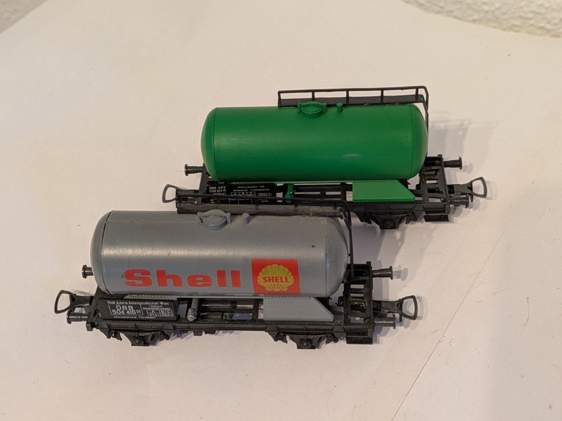 Liliput Modelleisenbahnen: 2 Tankwagen – Gebraucht aus Büttikon AG von bae_98h5
