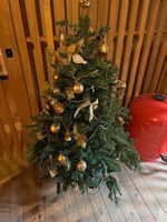 Künstlicher Weihnachtsbaum mit kompletter Deko mit Kindern