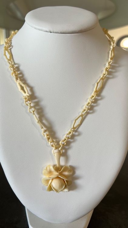 Collier Vintage En Corne Bovine Ou Bakélite – Teinte Beige Naturelle – Bijou Ancien