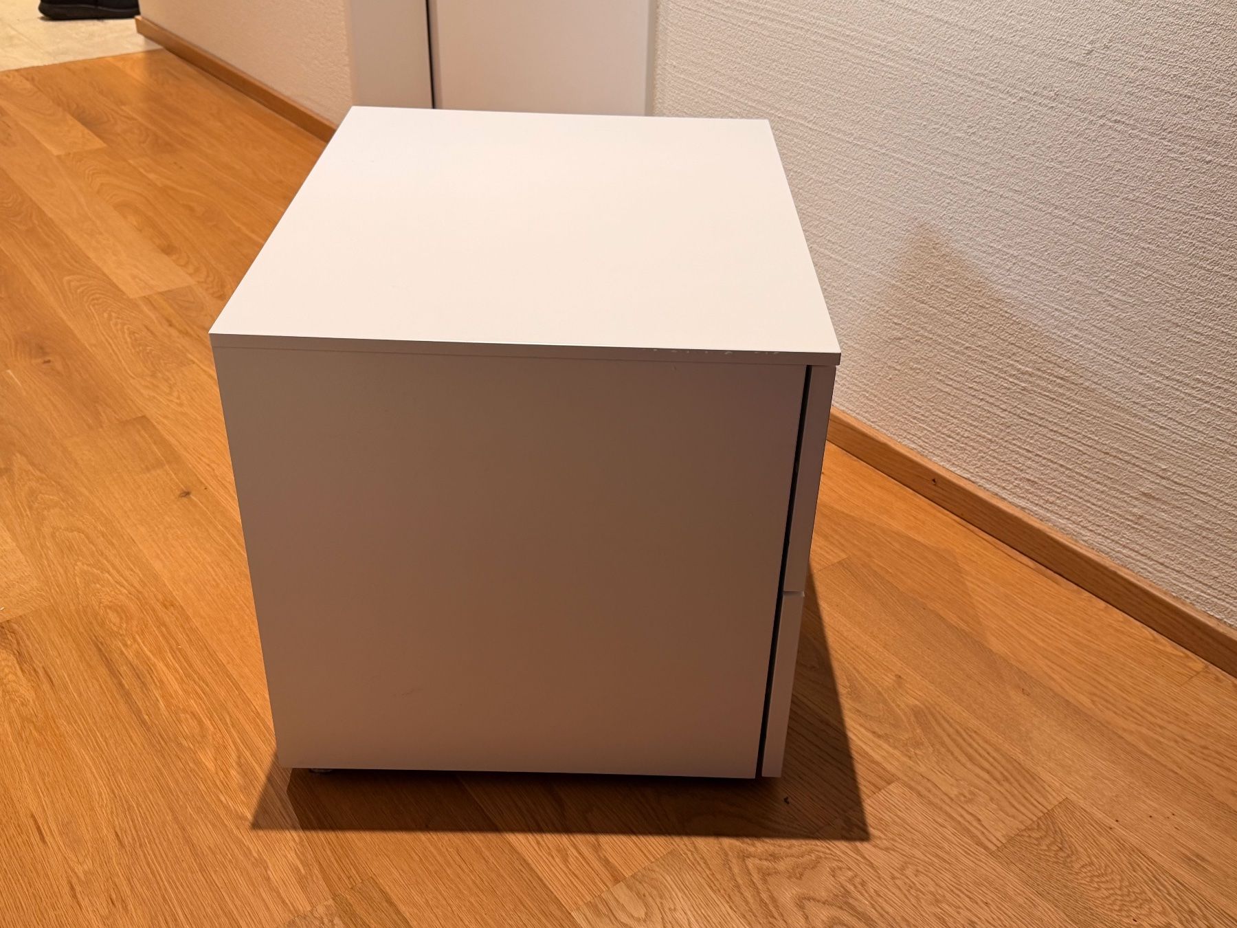 Pfister Comodini: Pfister Nachttisch weiss (2 Schubladen) – Usato da Reinach BL venduto da Graphix 1