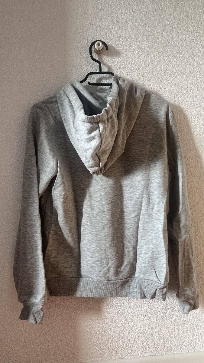 Pulls & Sweat-shirts: Grauer Mickey Mouse Hoodie – D'occasion à Einsiedeln par lar_d62m 1