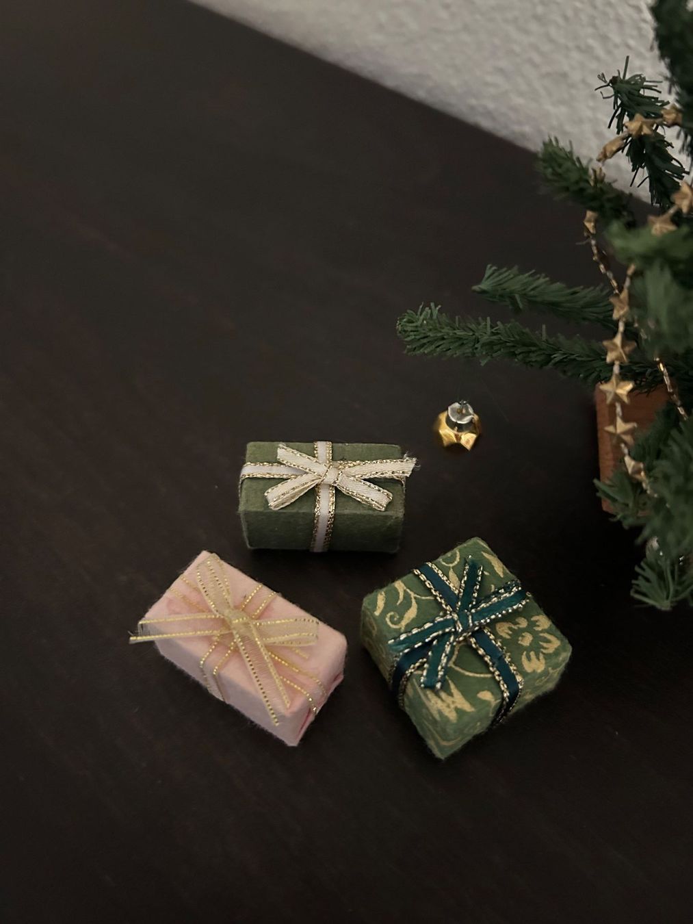 Case e mobili per bambole: Puppenstubenmöbel, Weihnachtsbaum mit Geschenken Set – Usato da Liestal venduto da Blueberrymuffin._ 2