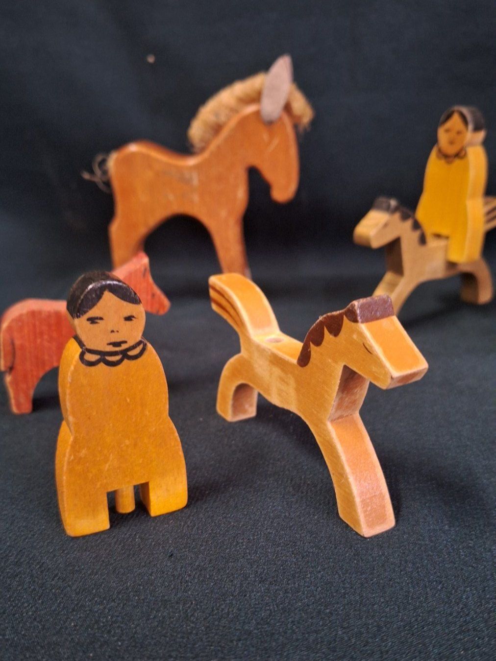 Giocattoli: Vintage Holz-Pferdchen mit 2  Männchen – Usato da Arlesheim venduto da shopradl 5